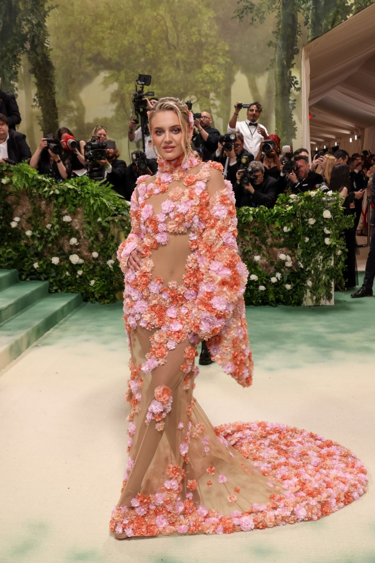 KELSEA BALLERINI AND CHASE STOKES MAKE A STUNNING DEBUT AT THE 2024 MET GALA IN NEW YORK14